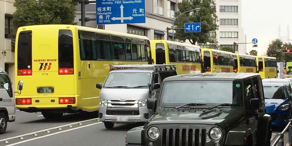 路上の黄色いハトバス5台