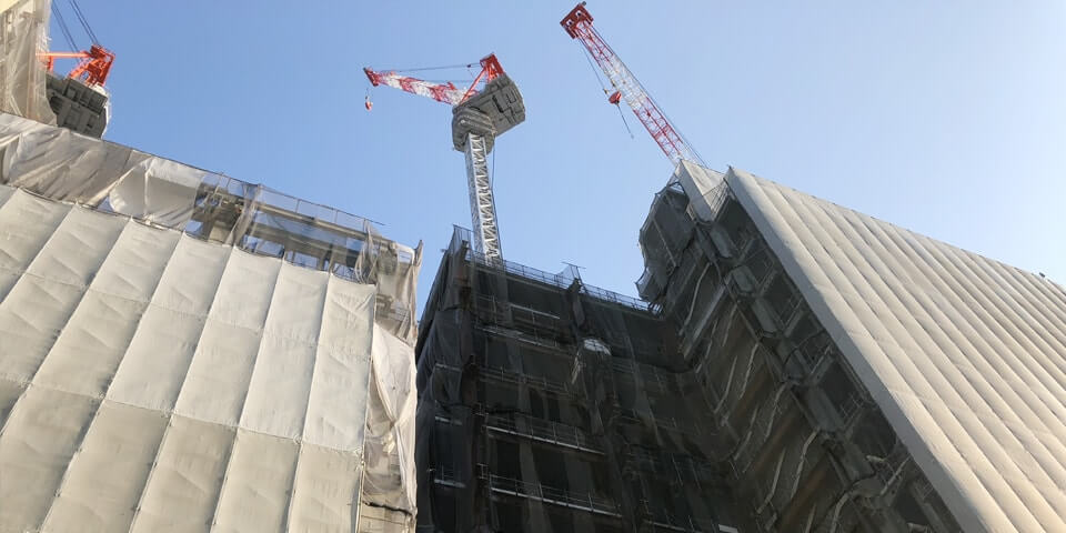 横浜駅西口の工事中建物