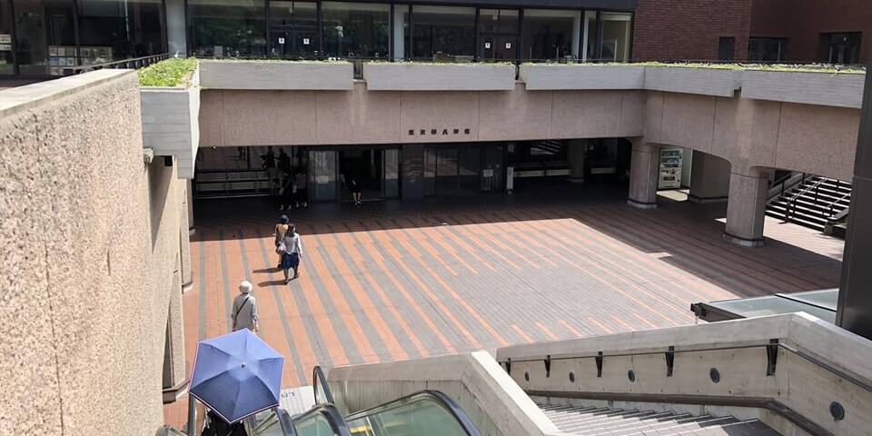 東京都美術館の入口へ向かうエスカレーター